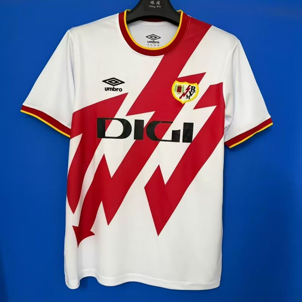 Camiseta de local del Rayo Vallecano 26/27